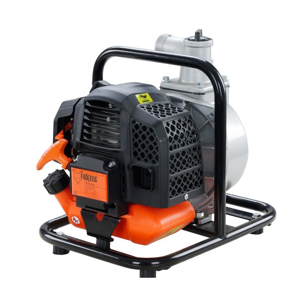 Benzin-Wasserpumpe mit Metallrahmen, Seilzugstarter, FUXTEC Logo und Anschlüssen für die Bewässerung.