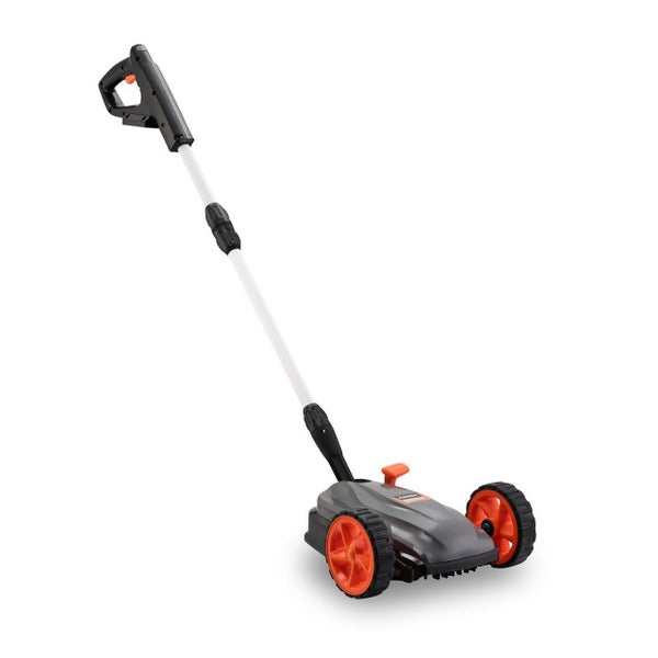 Grauer Rasentrimmer mit orangefarbenen Rädern und weißem Teleskopstiel für die Gartenarbeit.