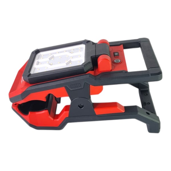 Milwaukee M18 Akkumulator LED Baustrahler mit schwenkbarem Kopf und Tragegriff.