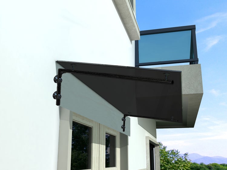 Modernes Haustürvordach aus dunklem Glas mit schwarzen Metallhalterungen an einer weißen Fassade.
