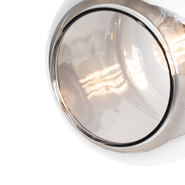 Detailaufnahme einer Glasleuchte mit Glühbirne