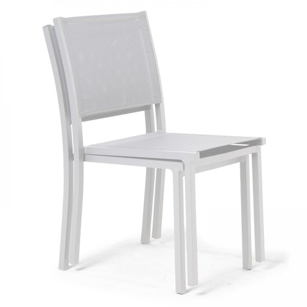 Moderner silberner Stuhl aus Metall mit Textilbespannung in der Seitenansicht.