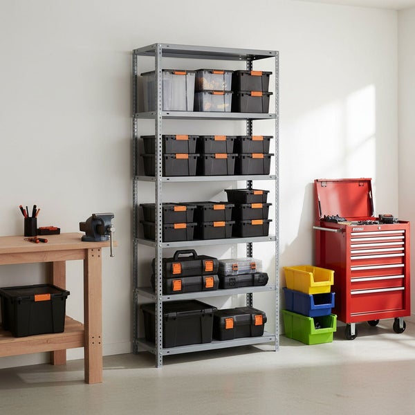 Organisierte Werkstatt mit grauem Metallregal voller Lagerboxen, einer hölzernen Werkbank mit Schraubstock und einem roten Werkstattwagen auf Rollen.