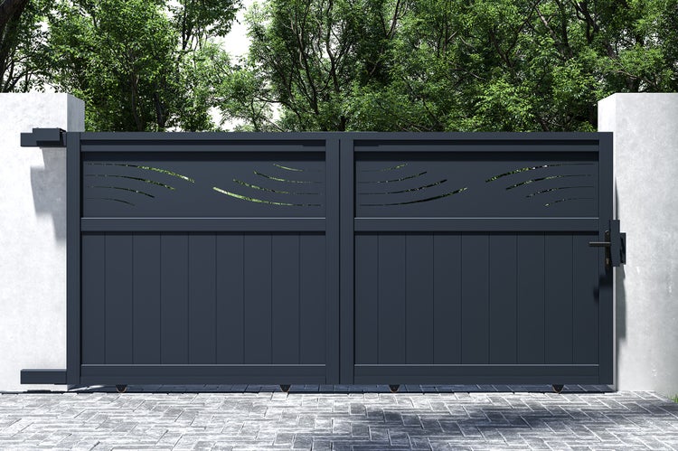 Holztür mit zwei Glaseinsätzen und Türgriff