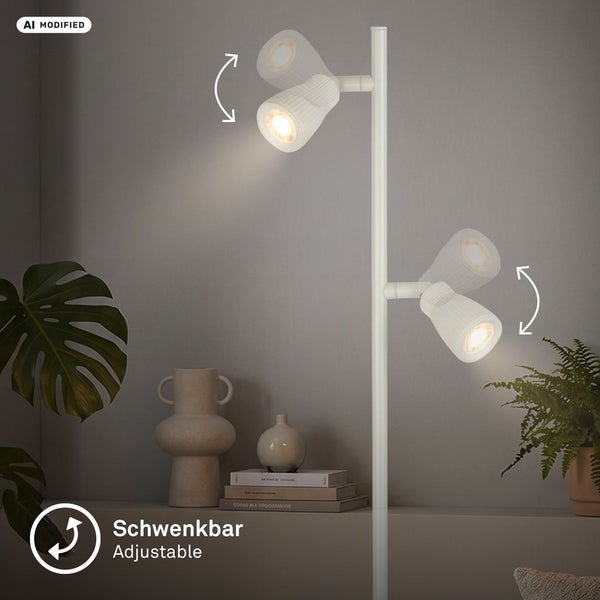 Moderne Stehleuchte mit zwei verstellbaren Strahlern neben einem Holzschreibtisch und Bürostuhl in einem hellen Arbeitszimmer.
