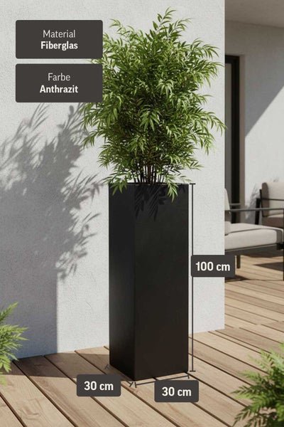 Pflanzkübel aus Fiberglas in Anthrazit, Säulenform, 100 Zentimeter hoch, 30 Zentimeter breit und 30 Zentimeter tief, auf einer Holzterrasse.