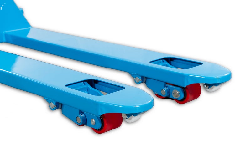 Nahaufnahme der Gabelspitzen eines blauen Hubwagens mit Tandem Lastrollen aus Polyurethan.