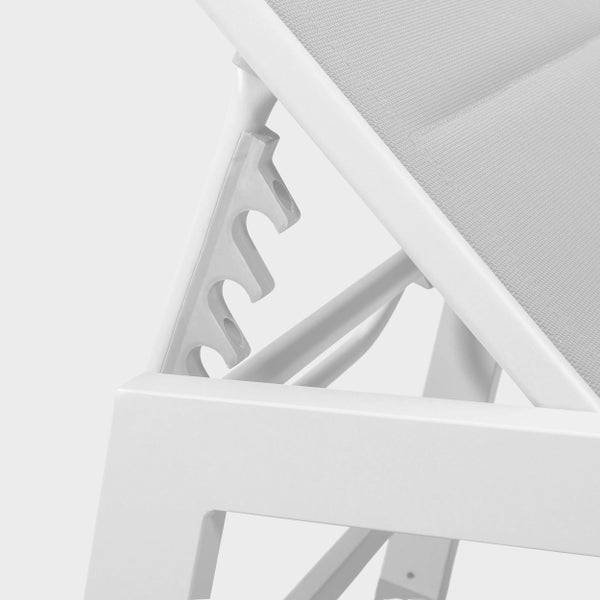 Detailansicht der verstellbaren Rückenlehne einer weißen Gartenliege aus Aluminium mit Textilgewebe.