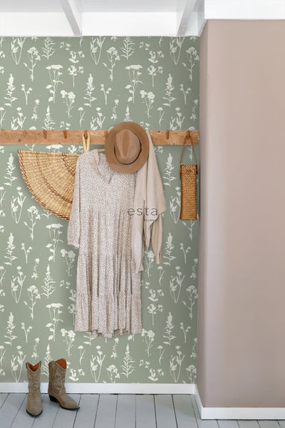 Szene mit floraler Tapete, Garderobe mit Kleidung und Stiefeln