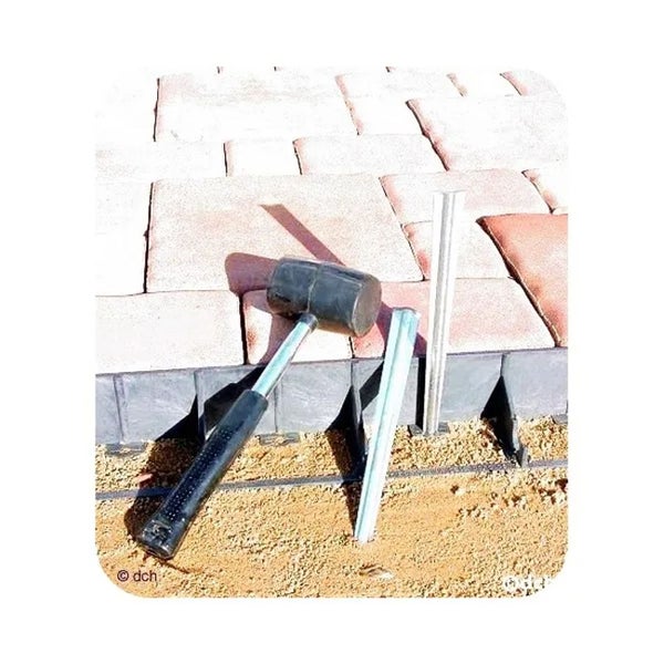 Gummihammer und Erdnägel für die Pflasterarbeiten