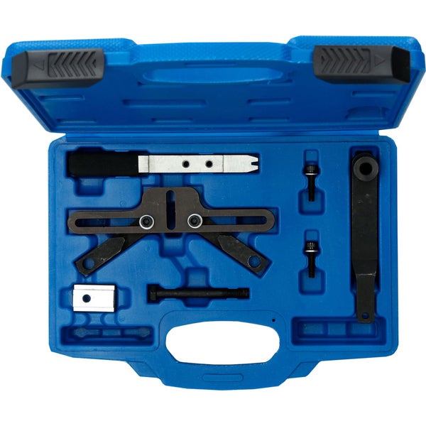 Werkzeugsatz für die Autoreparatur im blauen Koffer