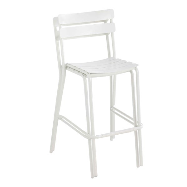 Weißer Barhocker aus Metall mit Rückenlehne und Fußstütze.