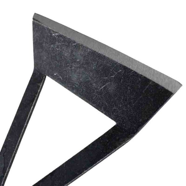 Detailaufnahme einer Unkrauthacke aus Metall