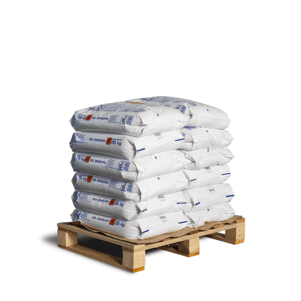 Stapel mit 25 Kilogramm Säcken Streusalz auf einer Holzpalette.