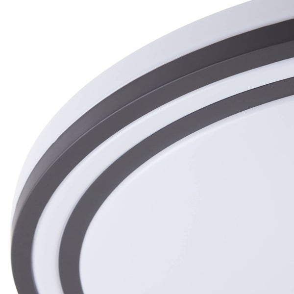 Detailansicht einer runden Deckenleuchte mit abwechselnd weißen und dunkelgrauen Ringen.