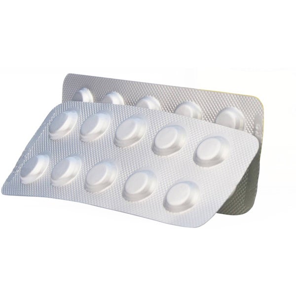 Zwei Blisterpackungen mit runden weißen Tabletten zur Wasserbehandlung