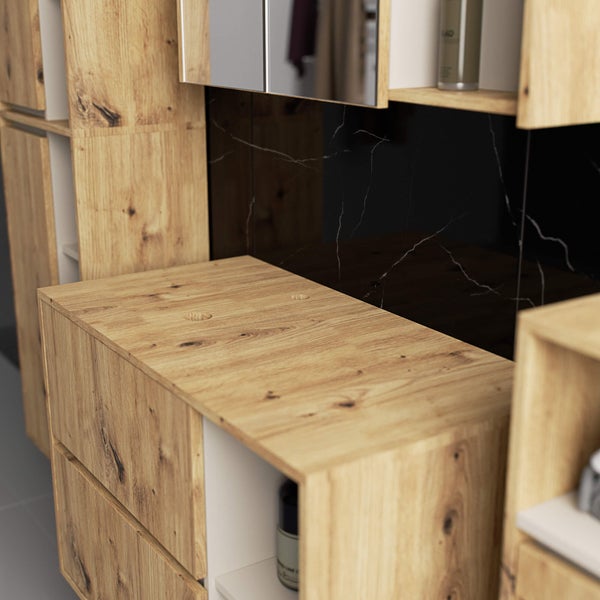 Detailaufnahme eines Badezimmers mit Holzunterschrank und schwarzer Marmorwand