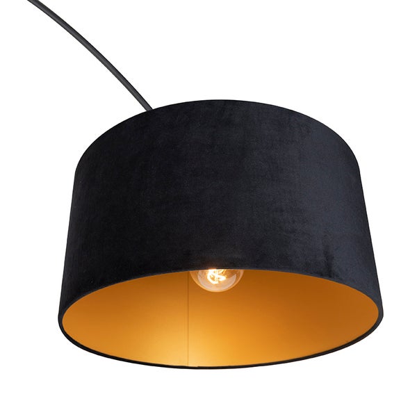 Schwarze Hängelampe mit goldfarbener Innenseite
