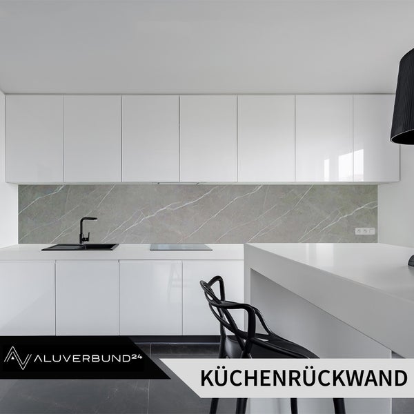 Moderne Küche mit Küchenrückwand in Marmoroptik
