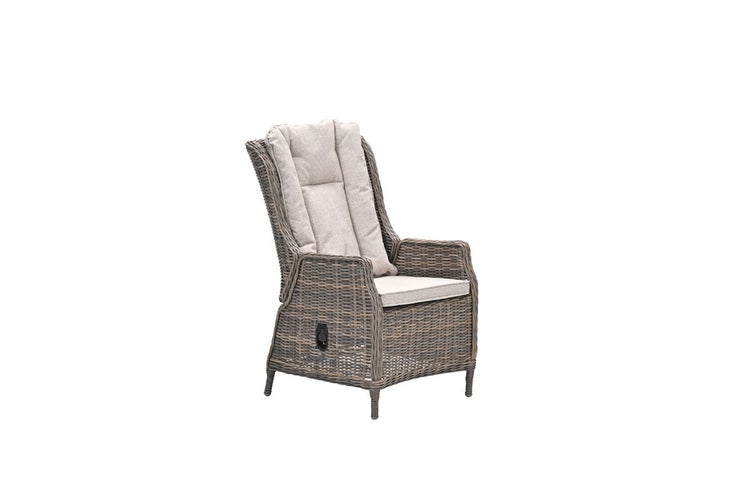 Verstellbarer Gartenstuhl aus Polyrattan in Grau-Braun mit hellen Sitz- und Rückenkissen.