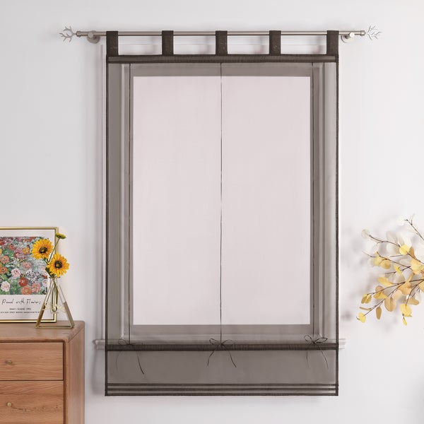 Gardine am Fenster mit Raffhalter und Vorhangstange