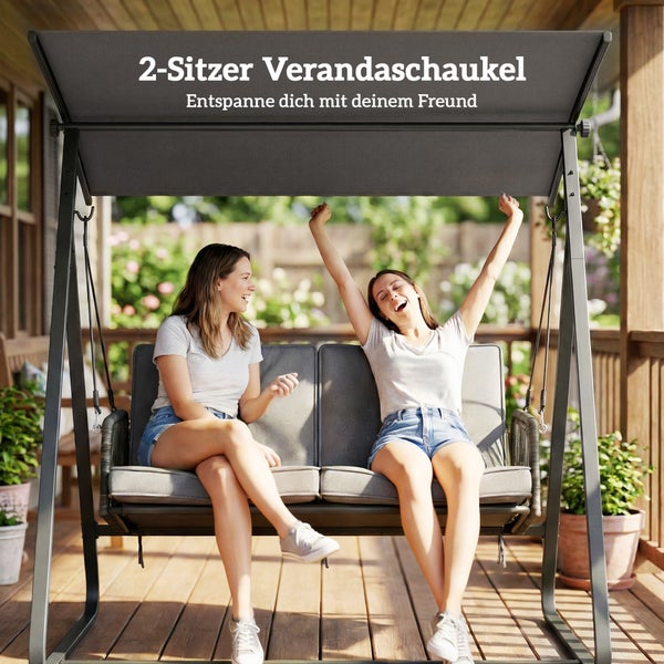 2-Sitzer Verandaschaukel mit Dach und grauen Polstern auf einer Holzterrasse mit zwei Personen.
