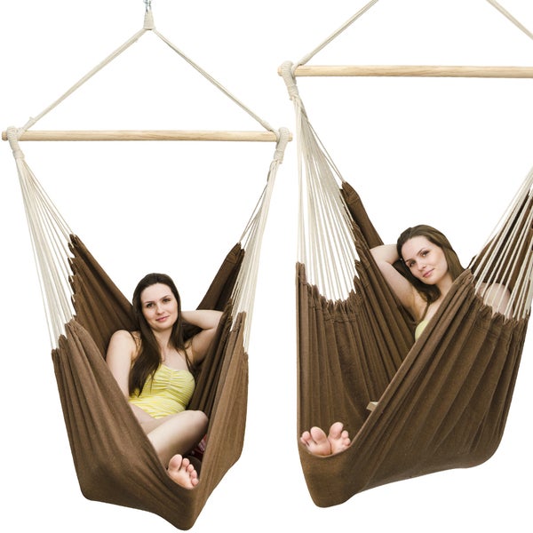 Detailansicht eines Gartentisches und eines Stuhls aus Rattan mit Metallgestell