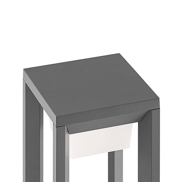 Nahaufnahme einer quadratischen Außenstandleuchte mit dunkelgrauem Metallrahmen und weißem Lichtdiffusor.