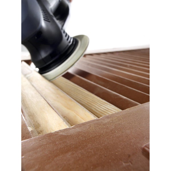 Eine Schleifmaschine bearbeitet Holzlamellen.