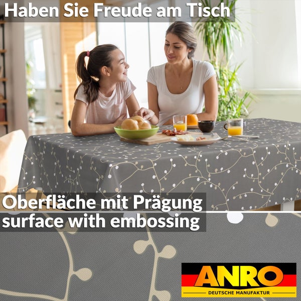 Abwaschbare Wachstuch-Tischdecke mit geprägter Oberfläche und Zweig-Muster. Szene mit Mutter und Kind am Tisch. ANRO Logo.
