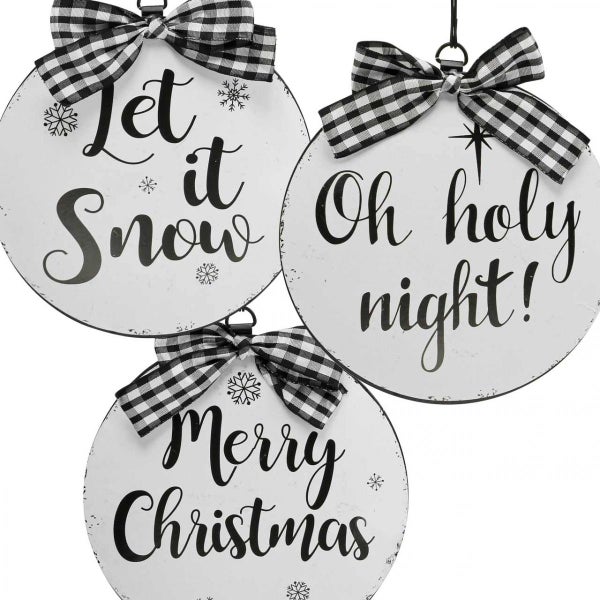 Drei runde Dekoschilder mit den Aufschriften Let it Snow, Oh Holy Night und Merry Christmas, jeweils mit Schleife