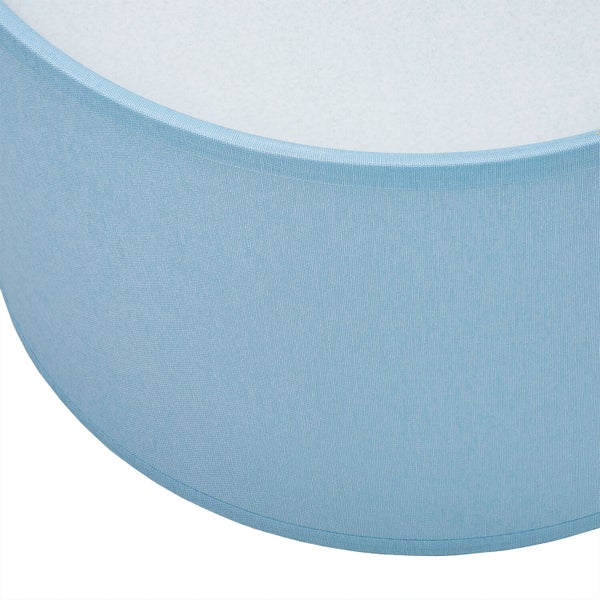 Detailaufnahme eines blauen Lampenschirms aus Stoff