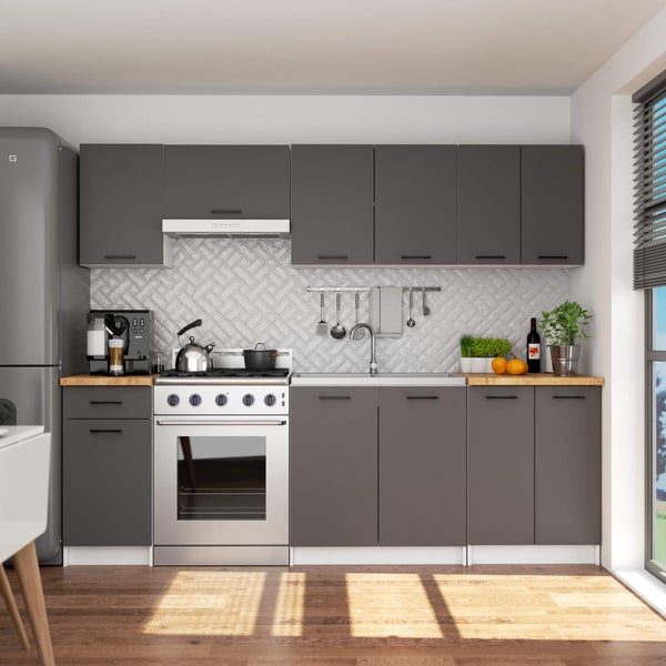 Moderne Küche mit grauen Schränken, Arbeitsplatten aus Holz und Geräten aus Edelstahl.