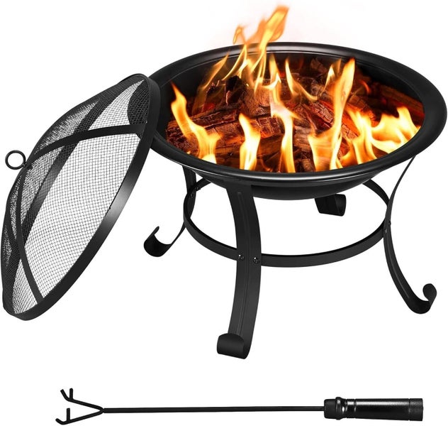 Nahaufnahme eines Feuerdorns mit Blättern und roten Beeren.