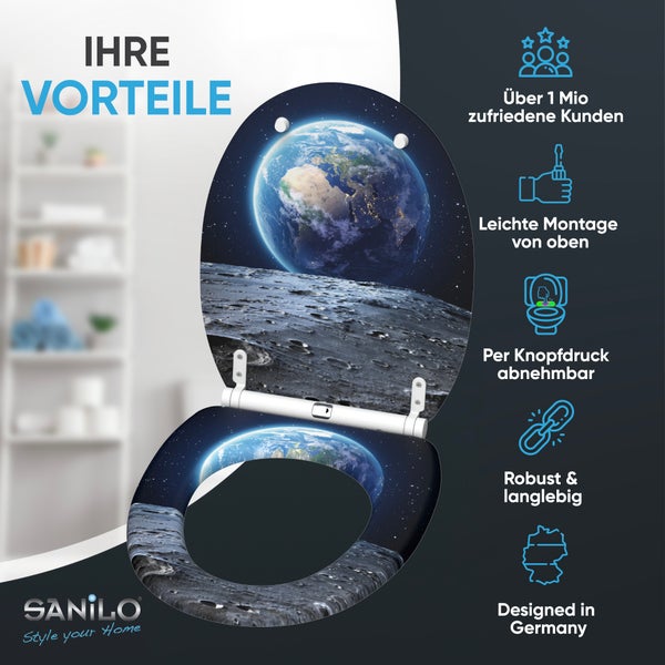 Toilettensitz mit Weltraum-Motiv (Erde und Mond). Merkmale: Montage von oben, abnehmbar per Knopfdruck, robust, langlebig. SANILO Logo.