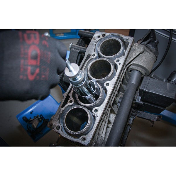 Zylinderhonwerkzeug in einem Motorblock für die Motorreparatur