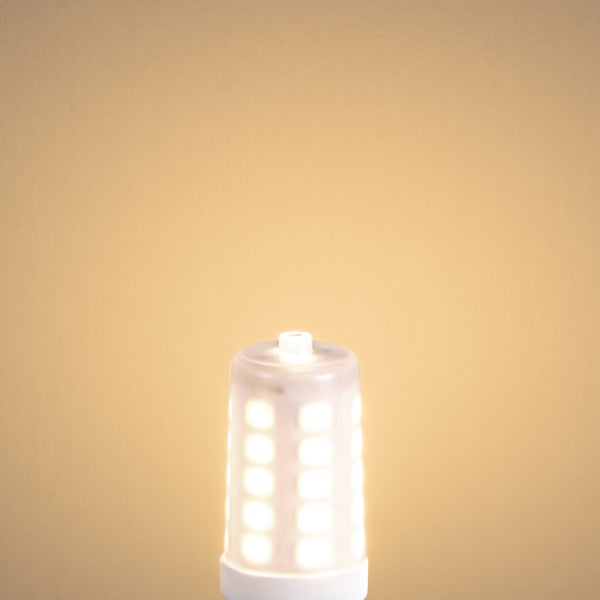 Eingeschaltete LED-Stiftsockellampe mit warmweißem Licht.