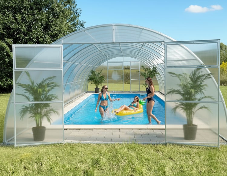 Schwimmbadüberdachung mit transparenten Wänden und drei Frauen beim Schwimmen