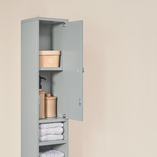 Hoher grauer Badezimmerschrank mit offenem Regal, Handtüchern, Spender und Karton