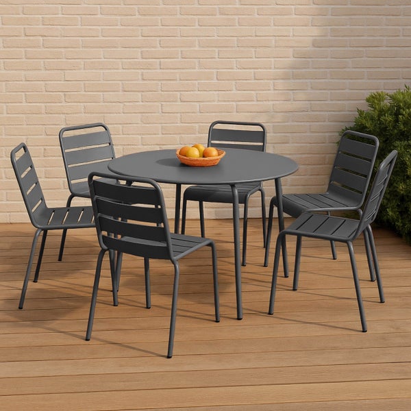 Modernes Gartenmöbel-Set mit rundem Metalltisch und sechs Stapelstühlen in Grau auf einer Holzterrasse vor einer Ziegelwand.