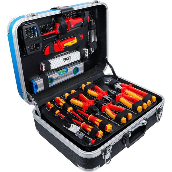 Geöffneter Werkzeugkoffer mit Schraubendrehern, Zangen, Messgeräten und Wasserwaage