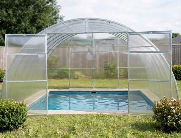 Halbrunde Poolüberdachung aus Aluminium mit transparenten Polycarbonatplatten über einem Gartenpool, teilweise geöffnet