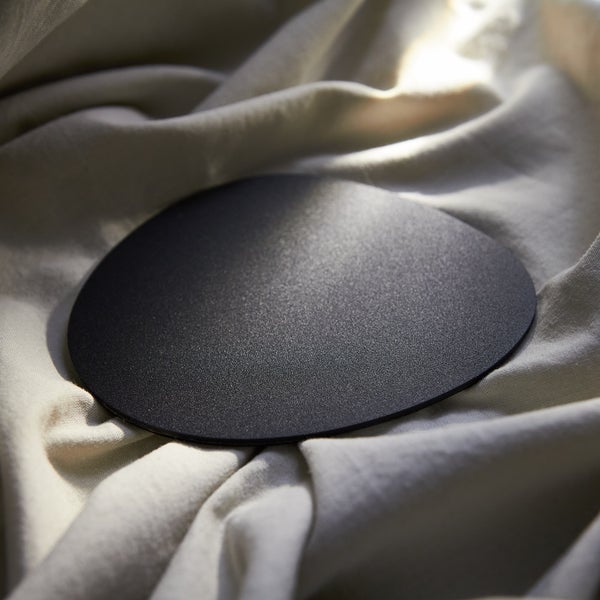 Gedeckter Holztisch mit Geschirr, Gläsern und Salz- und Pfefferstreuer