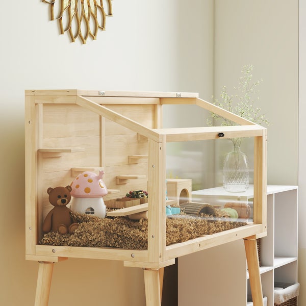 Erhöhtes Kleintiergehege aus Holz mit Glasfront, mehreren Ebenen und Rampen in einem hellen, organisierten Zimmer.
