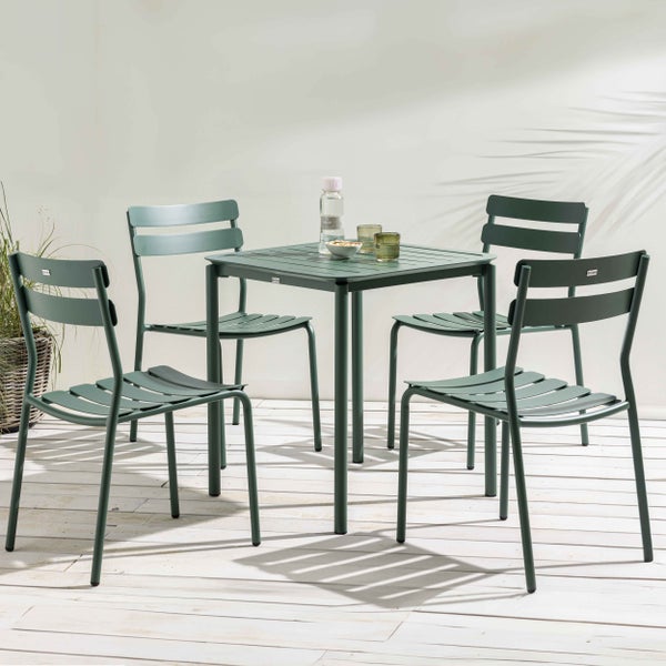 Modernes Gartenmöbel-Set aus Metall mit einem quadratischen Tisch und vier Stühlen auf einer hellen Terrasse mit Pflanze und Tischdekoration.