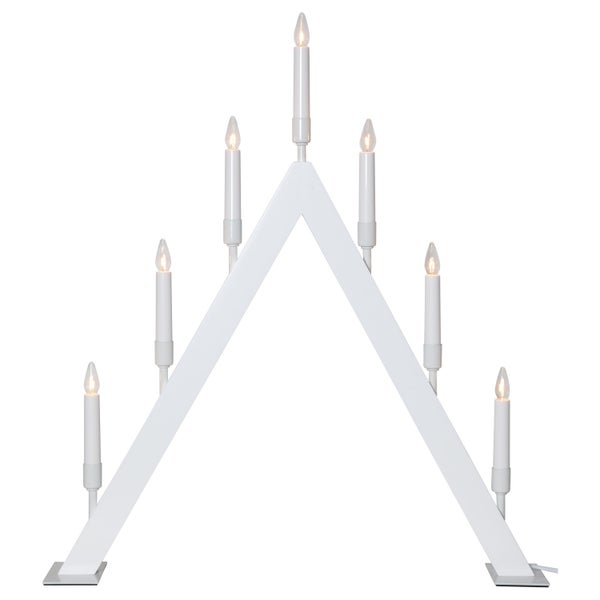 Weihnachtsleuchter mit sieben Kerzen und Dreieckform neben einem Weihnachtsbaum
