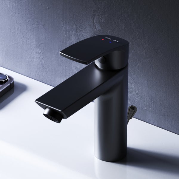 Schwarzer Waschtischmischer auf einem Waschbecken