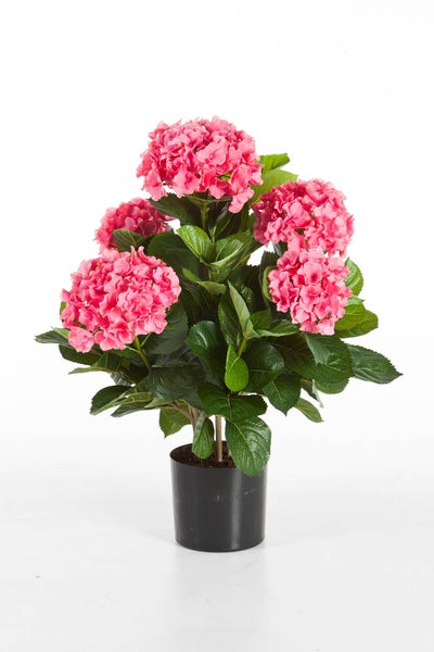 Künstliche Hortensie mit rosa Blütenköpfen und grünen Blättern in einem schwarzen Kunststofftopf.