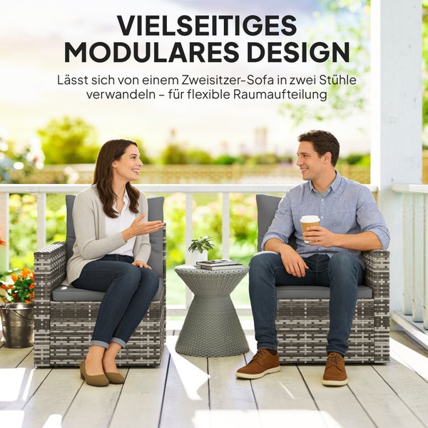 Ein Mann und eine Frau sitzen auf grauen Gartenstühlen aus Polyrattan mit Kissen auf einer Terrasse mit passendem Beistelltisch.