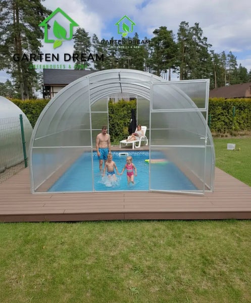 Bogenförmige Poolüberdachung aus lichtdurchlässigen Platten und Metallrahmen über einem Außenpool auf einer Holzterrasse, Garten Dream Logo.